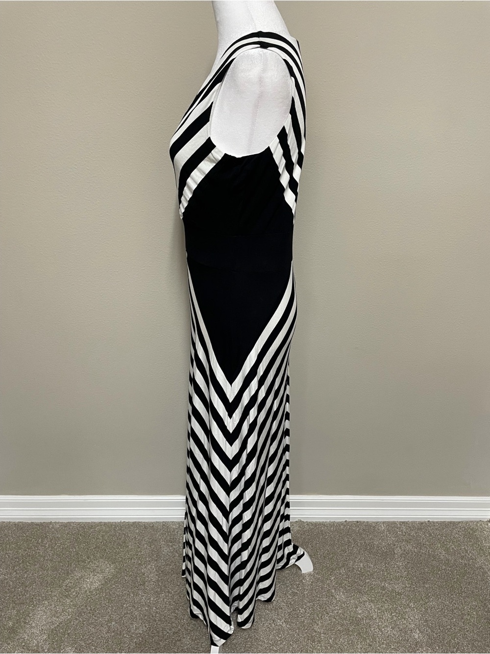 Calvin Klein Black and White Chevron Stripe Maxi Dress Size 4 - Picture 9 of 16